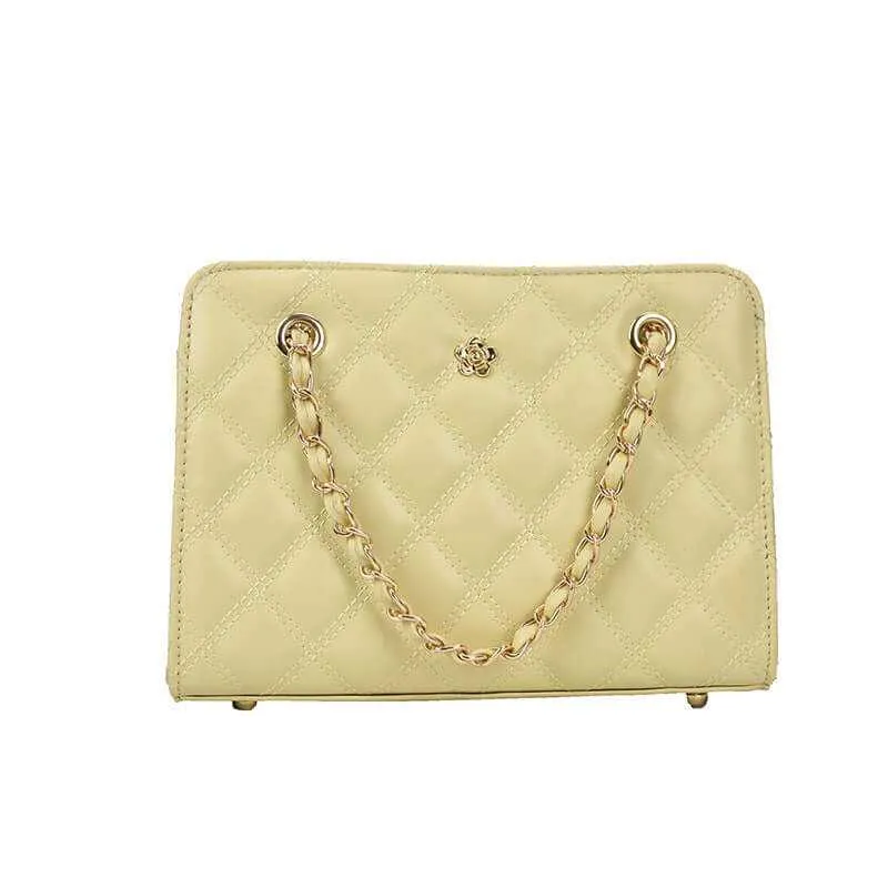 Glow Chic's Lingge Chain Shoulder Bag